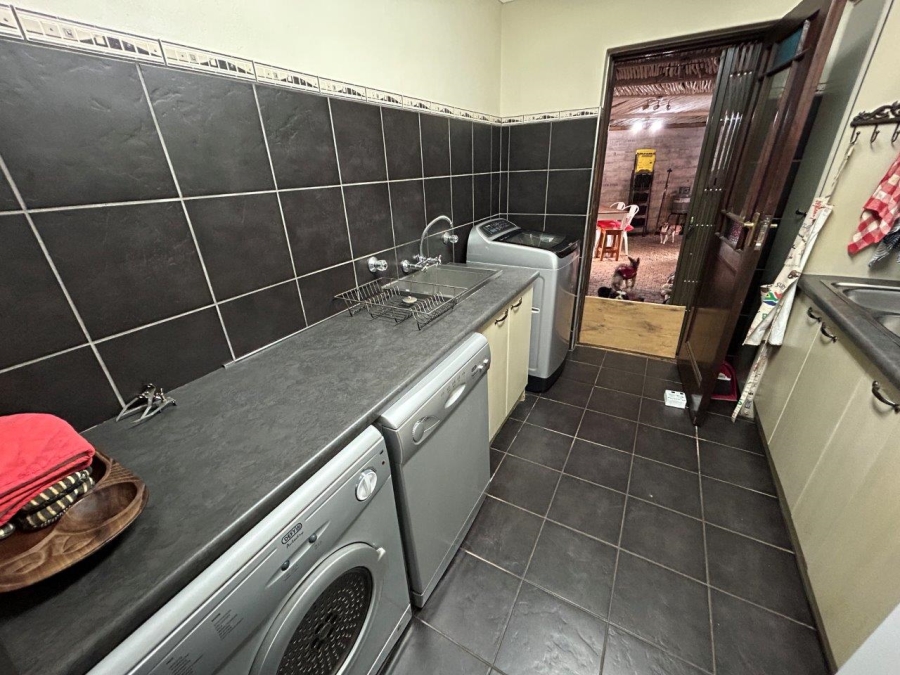 6 Bedroom Property for Sale in Wavecrest Eastern Cape
